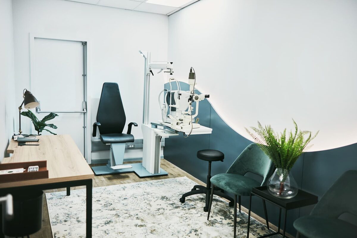 Sala de avaliação visual — ambiente real, moderno e acolhedor